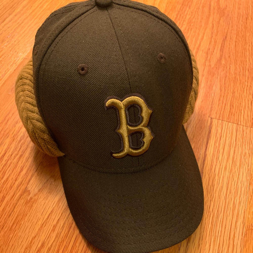 Rare New Era Red Sox baseball hat with earflaps. Size 7 3/8”